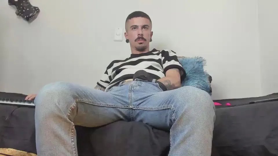 aaronbigdickxxx on Cam4 