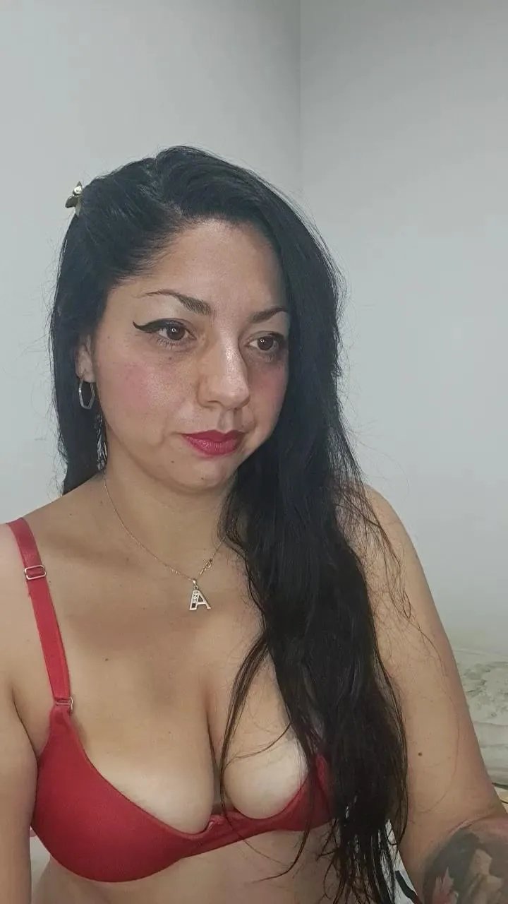 bella_milf1 on Cam4 