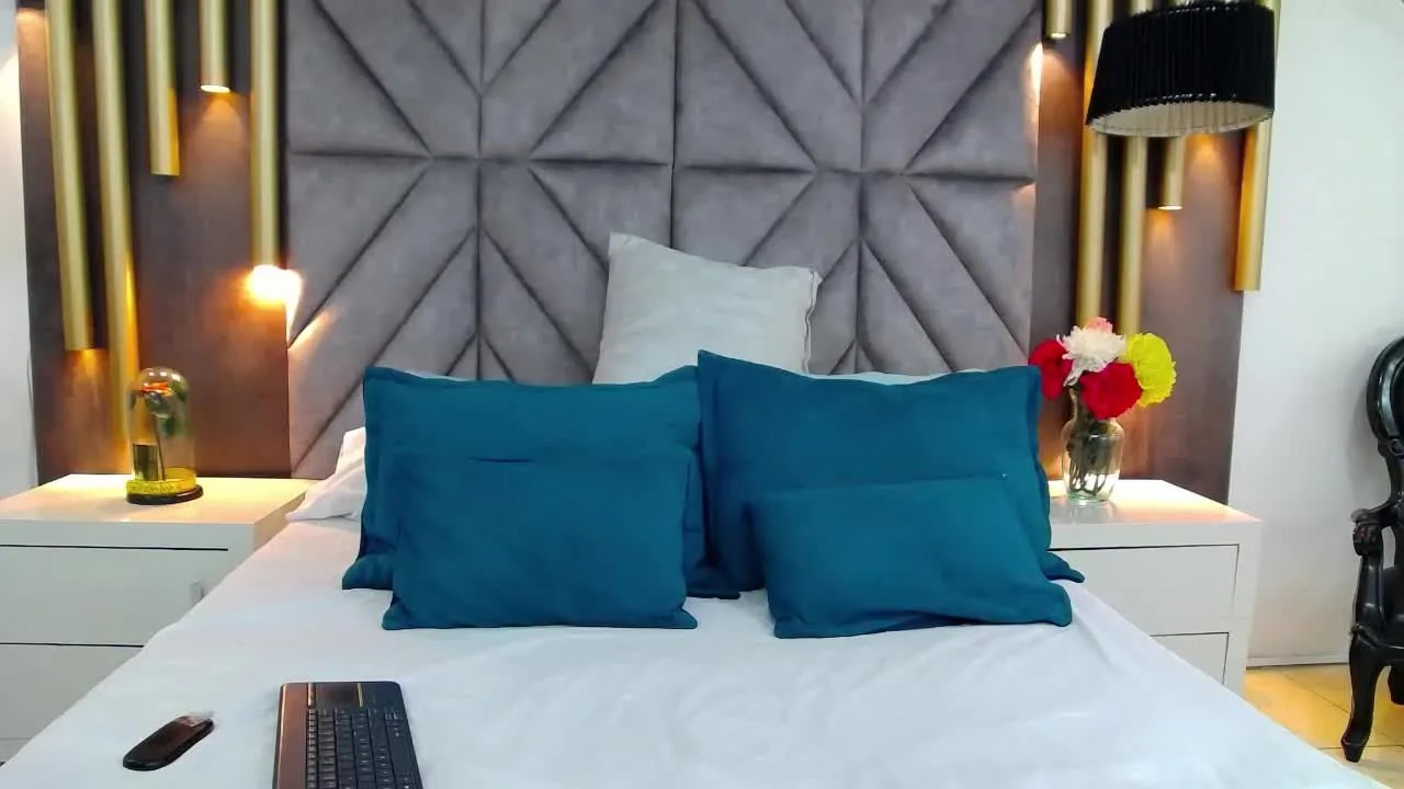 SaraMoncler on Streamray 